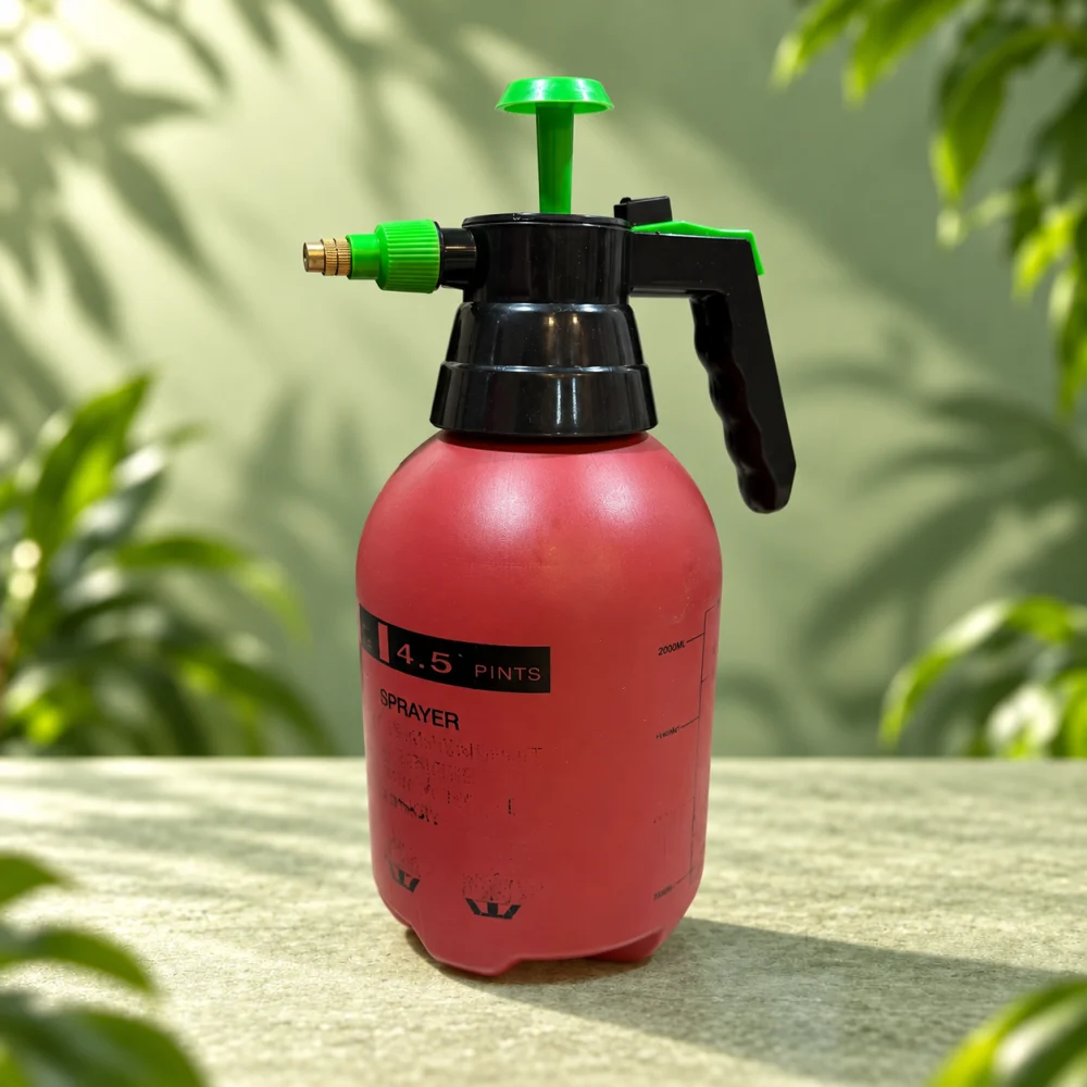  Hand pressure sprayer · Red in a green product setting